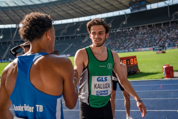 Jordan Gordon (OTB Osnabrueck) und Niclas Jan Kaluza (Eintracht Hildesheim) nach dem 400m Huerden Finale waehrend der deutschen Leichtathletik-Meisterschaften im Olympiastadion am 26.06.2022 in Berlin